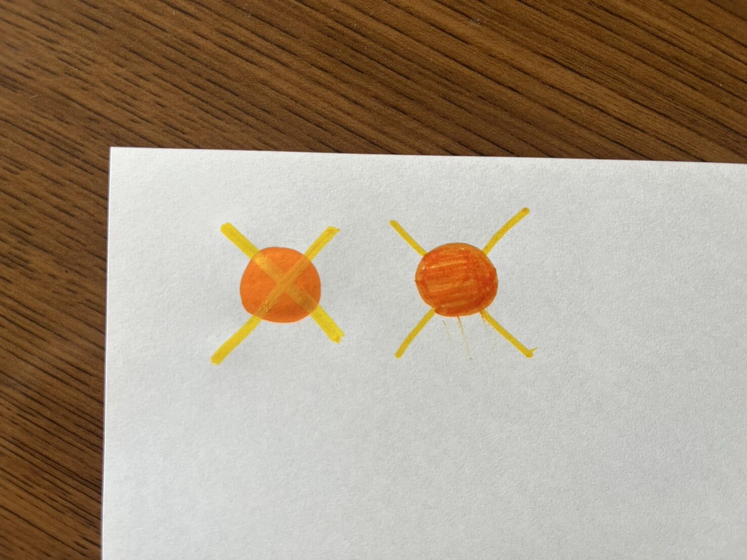 ポスカとプロッキーの比較記事画像。左がポスカ、右がプロッキー。色を重ねるとポスカのほうがはっきりと重ねた色が分かる。