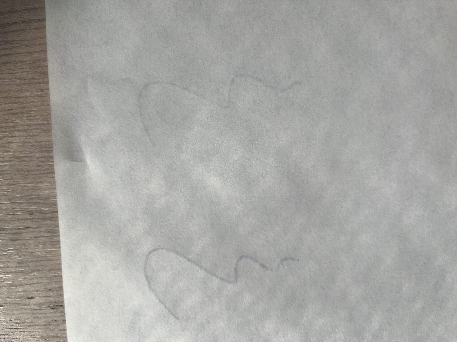 ポスカとプロッキーの比較記事の画像。コピー用紙にポスカとプロッキーを書いてみて、裏写りを確認するため紙を裏返しにした画像。ポスカよりもプロッキーのほうが裏写りしづらいことが分かった。