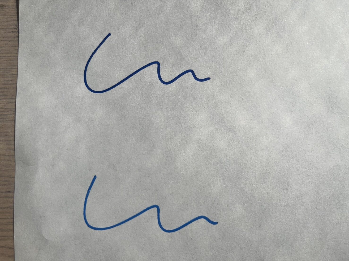 ポスカとプロッキーの比較記事の画像。コピー用紙にポスカとプロッキーを並べて書いてみた。