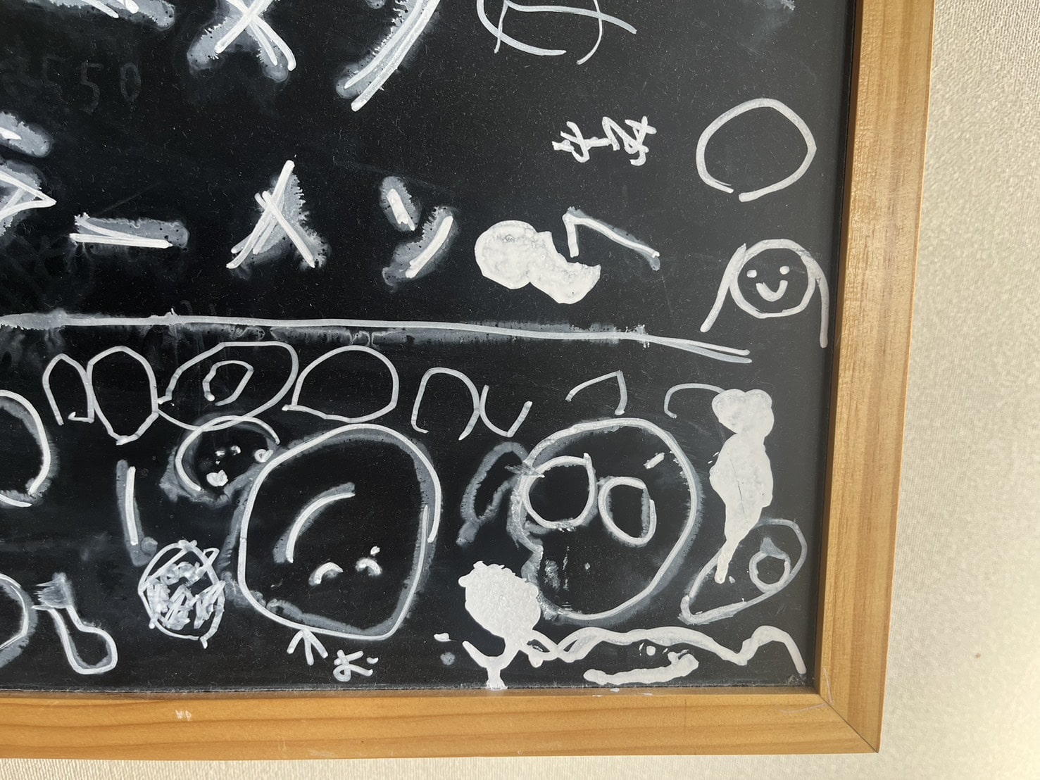 3歳がポスカの白で書いた絵