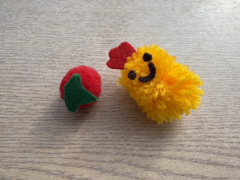 毛糸とポンポンで作ったトマトとエビフライ