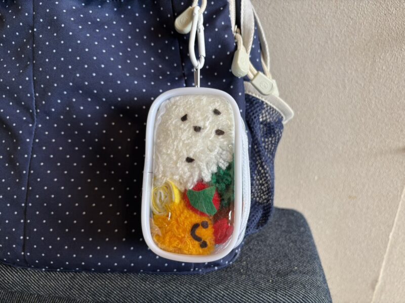 毛糸で作ったお弁当がリュックに下がっている