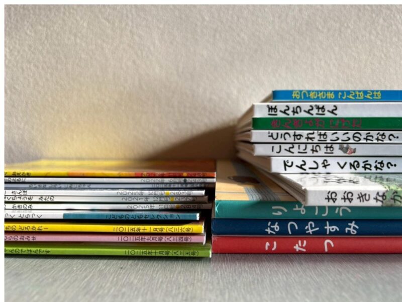 福音館書店のハードカバーとソフトカバーの絵本の厚さを比較している写真