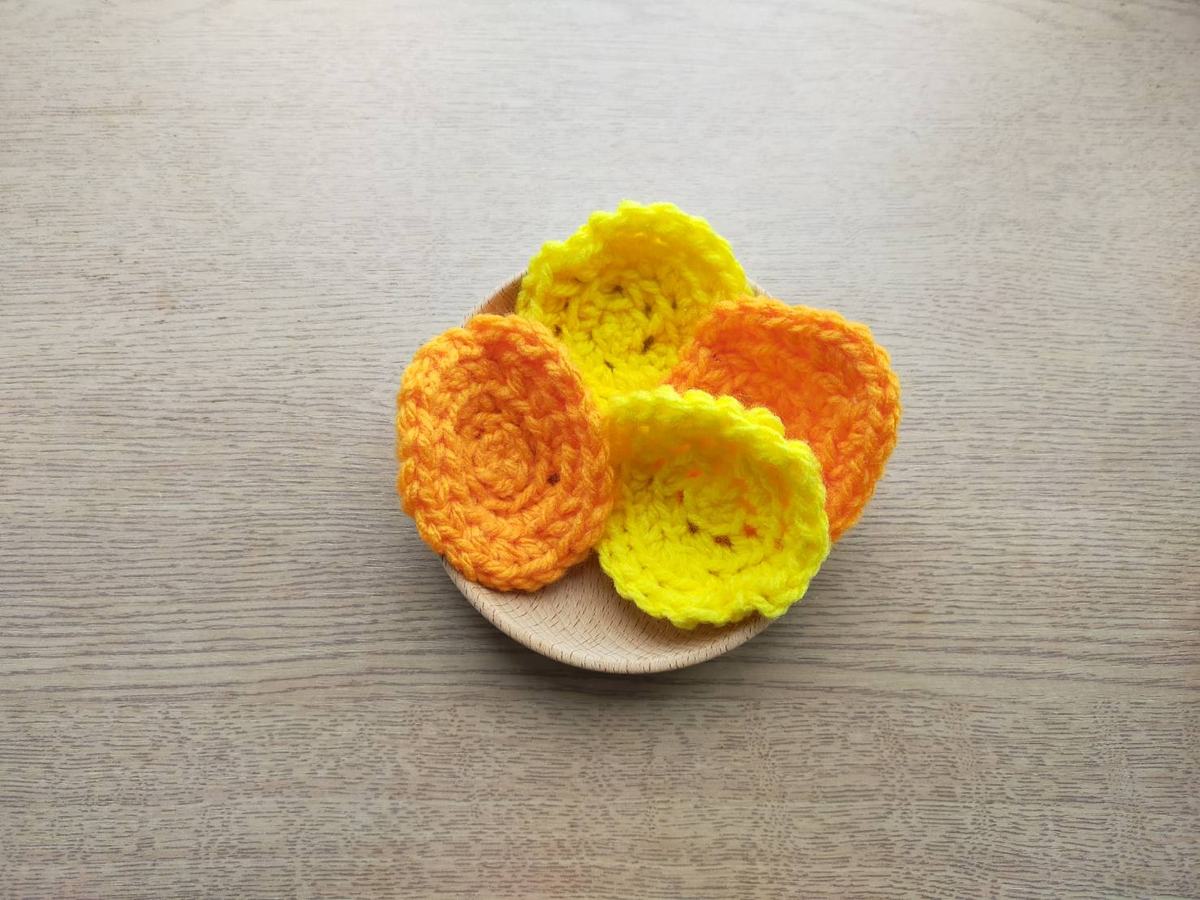 おままごとの具材。毛糸でかぎ針編みで作ったもの。見立て遊びで使う。