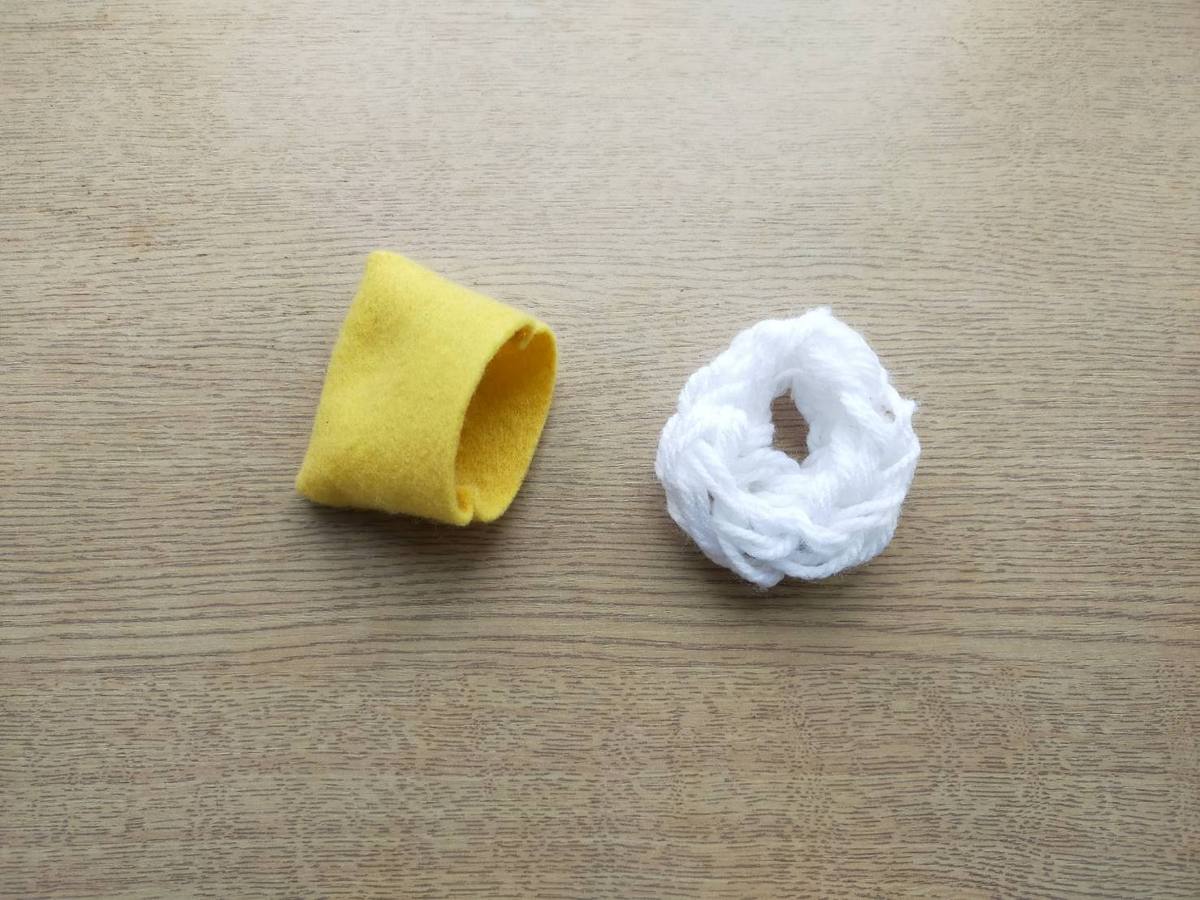 おままごとの具材。黄色いフェルトと合わせて「おいなりさん」。