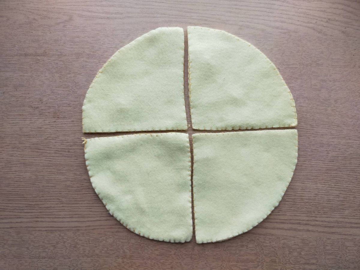 フェルトを丸く切って4等分した、手作りおままごと食材の土台