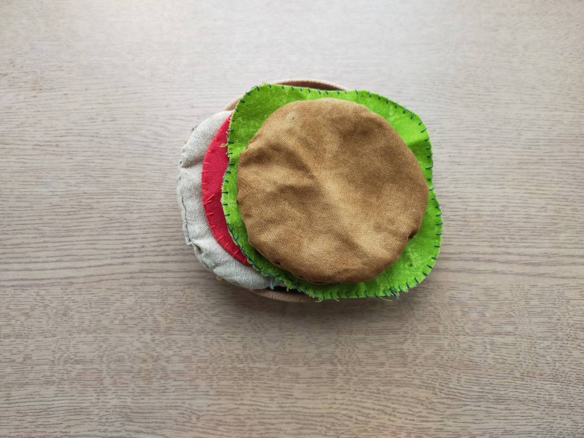 フェルトで作ったバンズとレタスを重ねた手作りハンバーガー