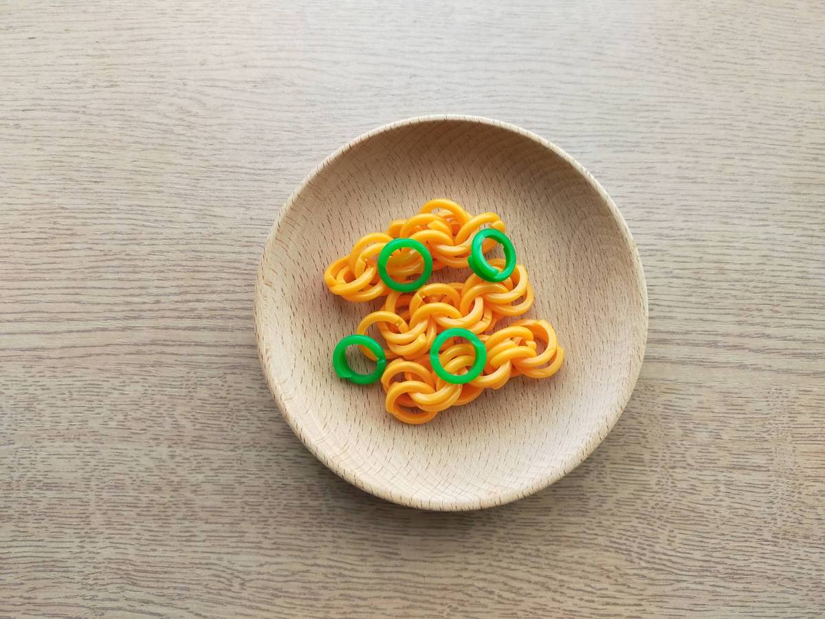 木の器にオレンジのモールを入れて麺に見立てたおままごと食材