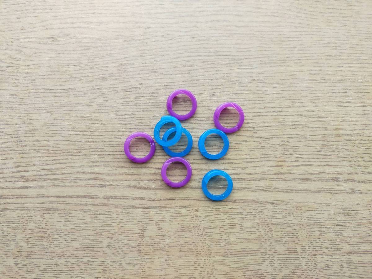 おままごとの具材に見立てて使う紫と青のプラスチックの輪