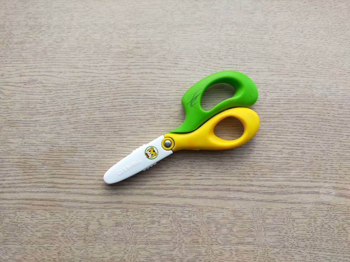 子ども用の先が丸い工作ばさみ。緑と黄色の持ち手