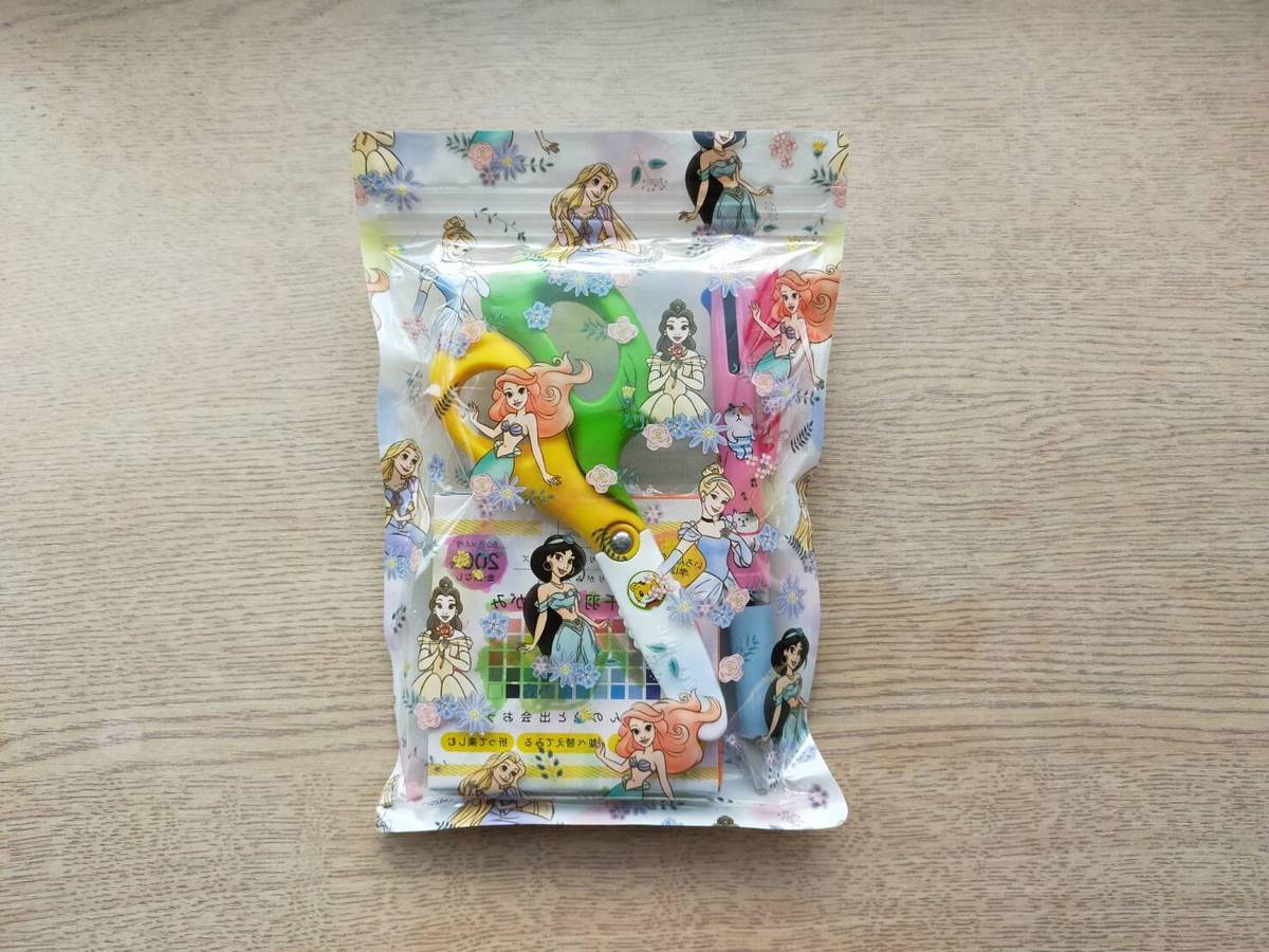 プリンセス柄の袋に色鉛筆や小物を入れたところ
