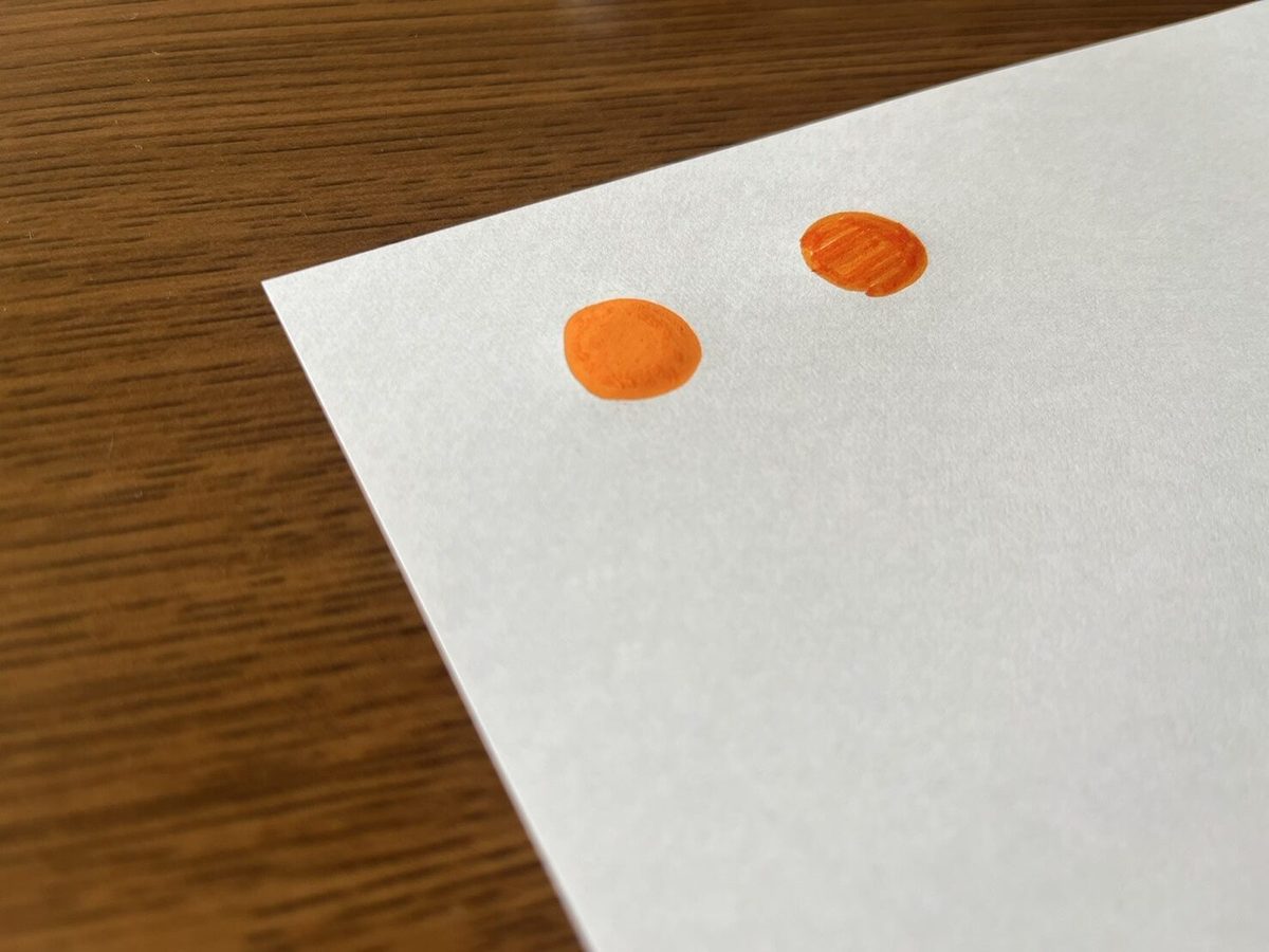 ポスカとプロッキーの比較記事の画像。隣同士で紙に書き、違いを分かりやすくした。